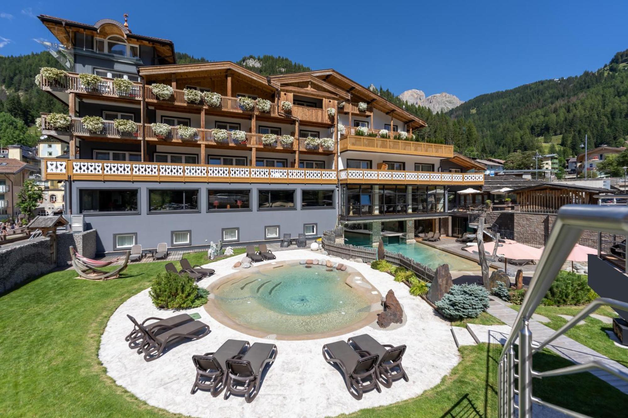 Croce Bianca Leisure & Spa Hotel Canazei Buitenkant foto